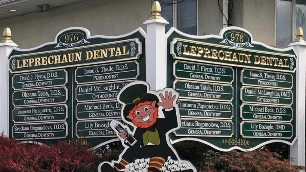 Вывеска Leprechaun Dental на Bard Avenue